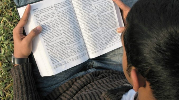 Un homme utilise la méthode de la Lectio Divina pour méditer la Parole de Dieu