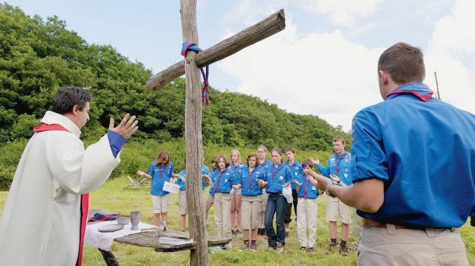 L-aumonier-Scouts-France-celebre-messe-plein-constante-dans-spiritualite-scoutisme-lors-camps_0_1400_851 pourquoi les chrétiens célèbrent le dimanche